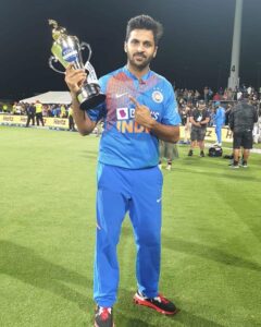 shardul thakur with trophy