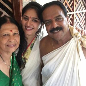 anushka shetty with her parents